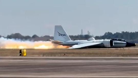 Avioni i NASA-s bën ulje të detyruar në Houston, rrëshqet përgjatë pistës dhe përfshihet nga flakët 
