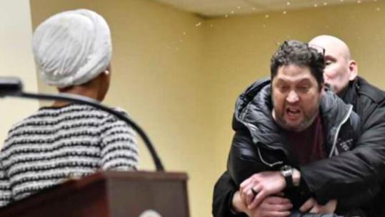 Minneapolis, sulmohet kongresmenia demokrate! Spërkatet me një substancë të panjohur gjatë një takimi, ndalohet agresori