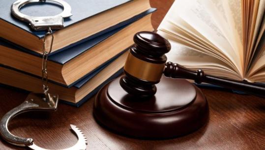 SKEDA/ Ndryshimet që u miratuan në Kodin Penal, shpifja falet për gazetarët! Ashpërsohet dënimi për zjarret e ndërtimet pa leje! Deri në 1 vit burg për ata që parkojnë dysh