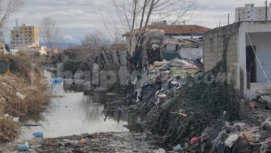 Durrës/ Shemben ndërtimet pa leje, 20 familje pa strehë: Kemi ngelur jashtë në të ftohtë! Përplasje mes banorëve dhe policisë