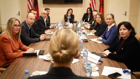 Deputetët e rinj të PS dhe PD nisin programin ndërkombëtar në SHBA, Nancy VanHorn: Forcojmë bashkëpunimin SHBA-Shqipëri