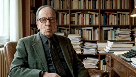 90-vjetori i lindjes së Kadaresë, Korça 'rikthen' shkrimtarin përmes inteligjencës artificiale (VIDEO)