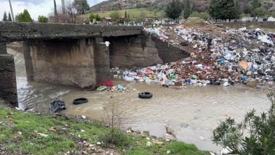 Kurbin/ Fshati i Shullazit pa rrugë e kontenierë, plehrat digjen në përrua