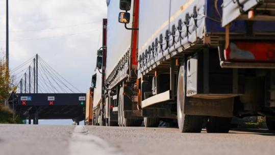 Bllokada e kufijve godet bizneset në Kosovë dhe rrit frikën për çmime më të larta