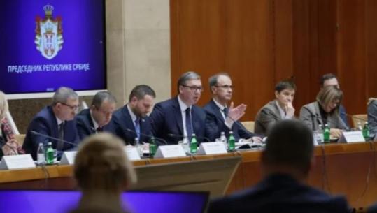 Qortimi i ministrave paralajmëron 'rikthimin e mundshëm' të Vuçiçit si kryeministër