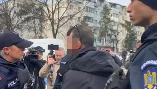 Momente tensioni në Rumani, tifozi i PAOK thyen kamerën e gazetarit para spitalit ku po trajtohen tre të plagosurit pas aksidentit tragjik