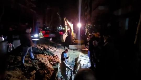 Vlorë, po punonin për rrjetin e ri të ujësjellësit, firma dëmton linjën elektrike! Lagjja 'Pavarësia' pa energji prej tre orësh