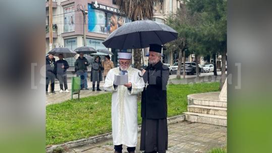 Shiu ‘bashkon’ përfaqësuesit fetarë, hoxha dhe prifti Ortodoks në Elbasan filmohen nën një çadër (FOTOLAJM)