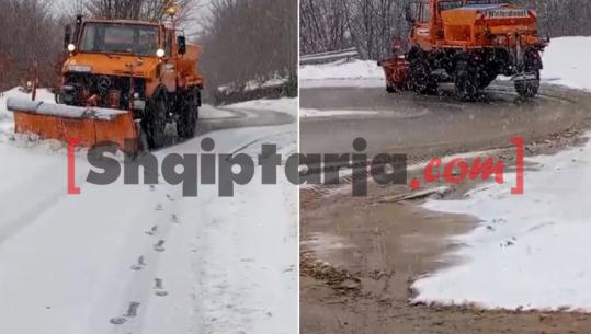 Reshje dëbore në juglindje, rikthehet qarkullimi normal në aksin Boboshticë–Dardhë (VIDEO)
