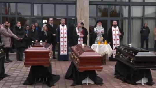 Me trëndafil të bardhë mbi çdo arkëmort, trupat e shtatë tifozëve të ndjerë të PAOK-ut nisen për në Selanik! Mitropoliti Ioan zhvillon Trisainë