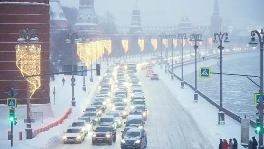 ‘Paralizohet’ Moska, regjistrohen reshjet më të dendura të borës në më shumë se 200 vjet