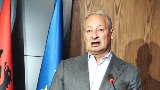 Schieder-gazetarëve: Mos më pyesni për çdo gjë që thotë Berisha, do më duhet të dal nga roli im institucional