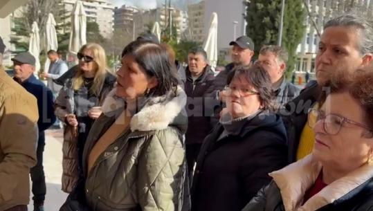 Prej ditësh protestë, tregtarët e Vlorës kërkojnë zgjidhje nga bashkia: Ku do ta çojmë mallin? Nuk na thonë se ku të ikim, vetëm të shesim në rrugë (VIDEO)