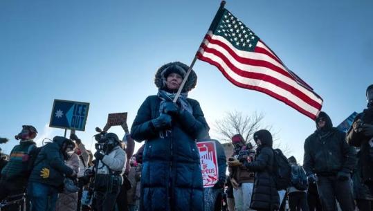 Protestat kundër operacioneve të Zbatimit të Imigracionit dhe Doganave prekin çdo cep të SHBA-së, ndërsa zyrtarët e Minesotës kundërshtojnë administratën e Trump