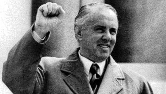 'Ajo që bëri Enver Hoxha në 1945, duke dekoruar me medalje oficerët jugosllavë, mbetet një pjesë e turpit tonë kombëtar', refleksionet e studiuesit nga Zvicra