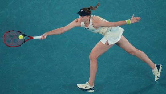 Tenis/ Elena Rybakina 'zbret nga froni' Sabalenkën dhe merr trofeun e parë të 'Australian Open'
