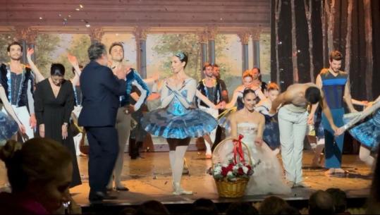 'Valsi i luleve', magji në skenën e teatrit 'Petro Marko'! Publiku e pret me entuziazëm