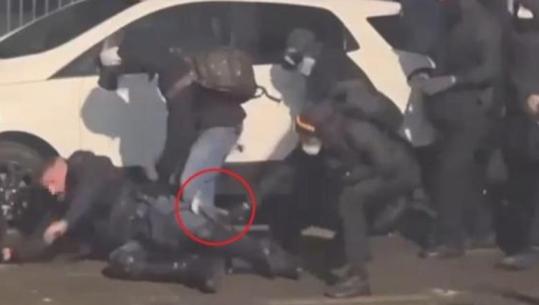 Torino/ Polici goditet me çekiç nga antagonistët pro Askatasuna (VIDEO)