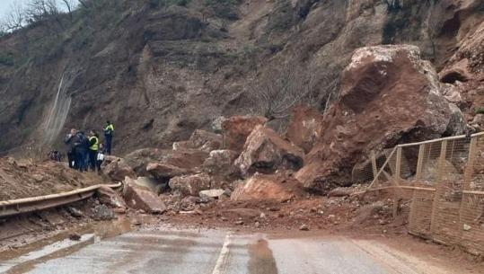 Rrëshqitjet e dheut bllokojnë totalisht aksin Librazhd–Qafë Thanë, Policia: Rruga është e mbyllur, të shmanget lëvizja drejt Korçës! (VIDEO)