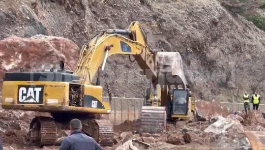 Situata në aksin Librazhd–Përrenjas, fadromat pastrojnë rrugën nga dherat dhe shkëmbinjtë