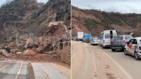 Rrëshqitjet e dheut shkaktojnë trafik kilometrik në aksin Librazhd–Qafë Thanë, bllokohet në mes të rrugës auto-ambulanca! Pacientja kalohet përmes lumit me barrelë (VIDEO)