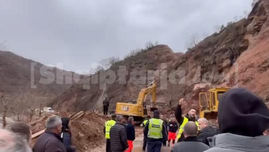 Udhëtarët të bllokuar prej orësh nga masivi i dheut në Librazhd-Qafë Thanë, policia i drejton në rrugën alternative të Moglicë-Gramshit