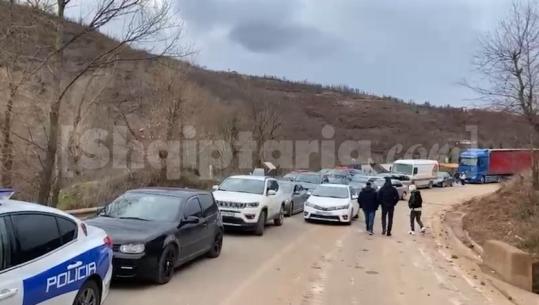 Rrëshqitja e dherave/ Trafik kilometrik edhe në kahun tjetër të rrugës, Përrenjas-Librazhd (VIDEO)