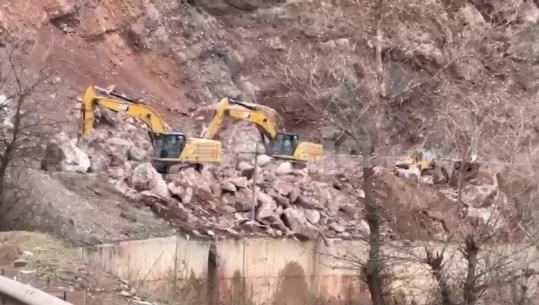 Rrëshqitja e dheut/ 2 ekskavatorë në punë prej 3 orësh për zhbllokimin e rrugës Librazhd-Qafë Thanë, si paraqitet situata (VIDEO)