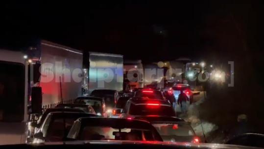  Bllokimi i aksit Librazhd-Qafë Thanë, hapet rruga në njërën korsi! Pas 7 orësh çlirohet trafiku kilometrik, nis qarkullimi i automjeteve (VIDEO)