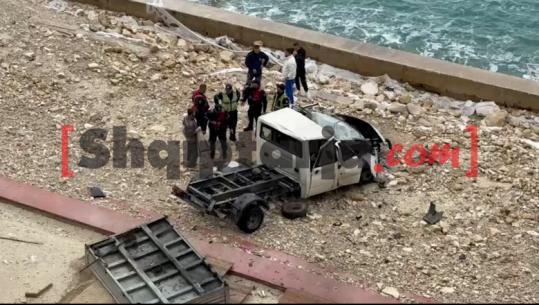 Aksident rrugor në Vlorë, kamioni del nga rruga dhe përfundon në breg të detit, një i lënduar
