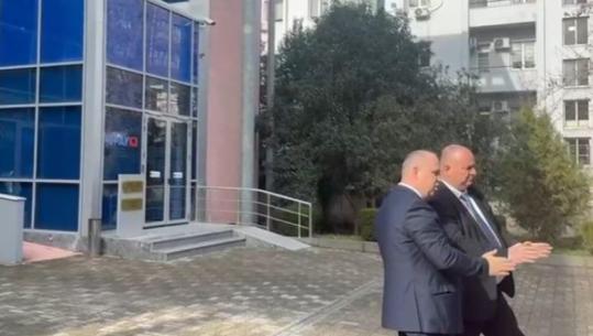 Vrasja e gjyqtarit Astrit Kalaja, vijon turi i deputetëve për sigurinë në gjykata! Bledi Çomo inspektim në GJKKO, shoqërohet nga gjyqtari Erion Bani