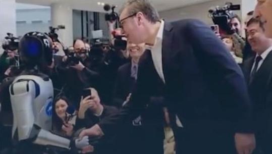 Serbi/ Vuçiç: Do mbrojmë vendin me robotë të armatosur, do na ndihmojë Kina