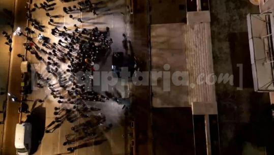 Berisha vazhdon të braktiset në protesta, një 'grusht' ithtarësh i shkojnë në tubimin para Kryeministrisë (PAMJE me DRON)