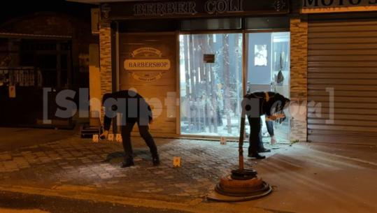 “Mos lëvizni, policia”, zbardhet ngjarja në Rrilë! 7 persona u paraqiten si policë në berberhane, por u përballen me të shtëna me armë zjarri