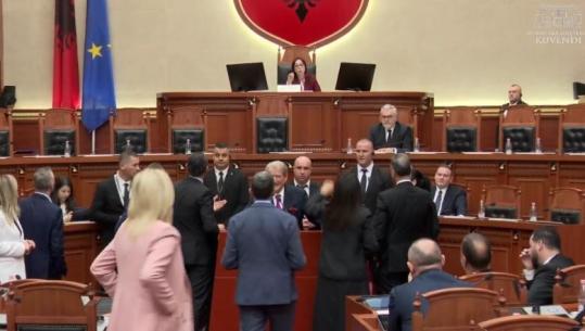 Berisha nuk lëshon foltoren, Garda në gatishmëri! Deputetët e PD i bien tavolinave