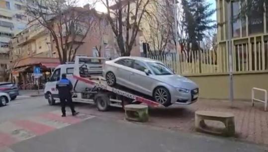 Vijon aksioni kundër parkimit dysh pranë shkollave, Policia Bashkiake: Mbrojmë jetën dhe sigurinë e nxënësve!
