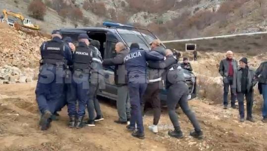 Protesta kundër resortit të Bashkim Ulajt/ Tensione mes policisë dhe banorëve në Velipojë, shoqërohen në komisariat protestuesit (VIDEO)