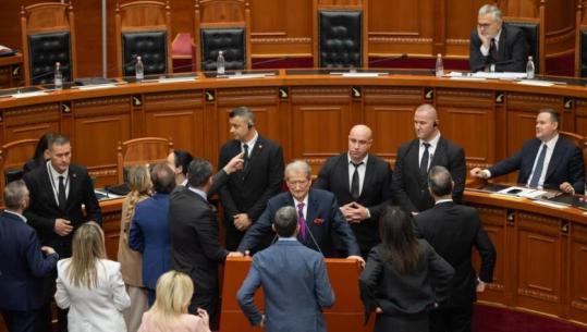 Berisha nuk lëshon foltoren, Garda në gatishmëri! Deputetët e PD i bien tavolinave (VIDEO)