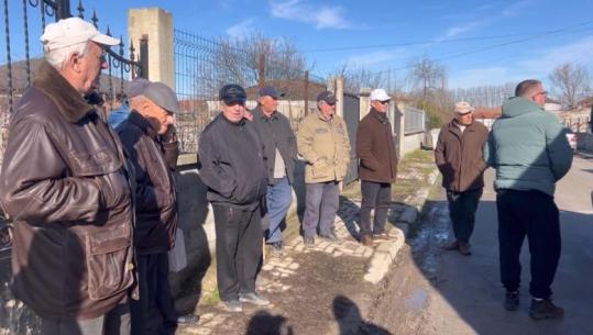 Ujë i ndotur dhe me erë të rëndë, 400 banorë të fshatit Terovë në Maliq protestojnë: Autoritetet të rregullojnë furnizimin
