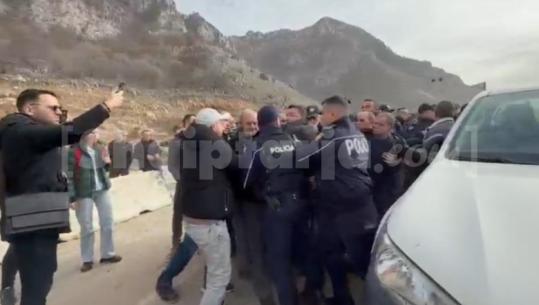 Banorët e Velipojës vijojnë rezistencën kundër resortit luksoz të Bashkim Ulajt, përplasje me policinë (VIDEO)