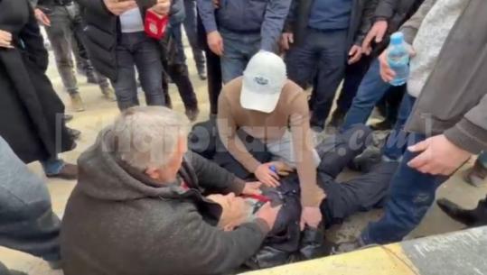 VIDEO/ Banorët e Velipojës vijojnë rezistencën kundër resortit luksoz të Bashkim Ulajt, përplasje me policinë, njëri pëson gjendje të fikti