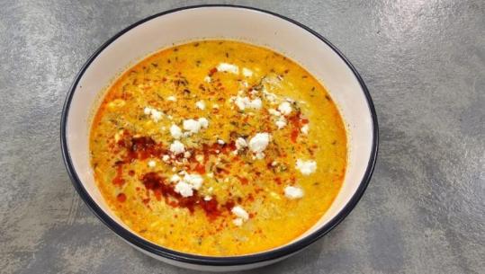 Supë trahana me lëng kockash, qepë dhe erëza nga zonja Albana