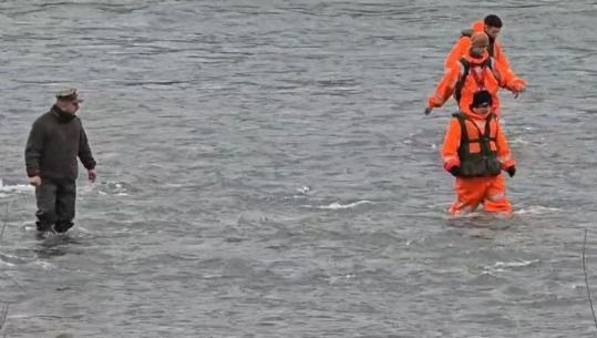 E mori rrjedha e përroit pas aksidentit në Klos, Forcat e Sigurisë së Kosovës kërkime me dron për trupin e 30-vjeçarit