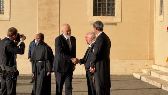 Dita e dytë e vizitës në Vatikan, kryeministri Rama mbrërrin në Pallatin Apostolik (VIDEO)