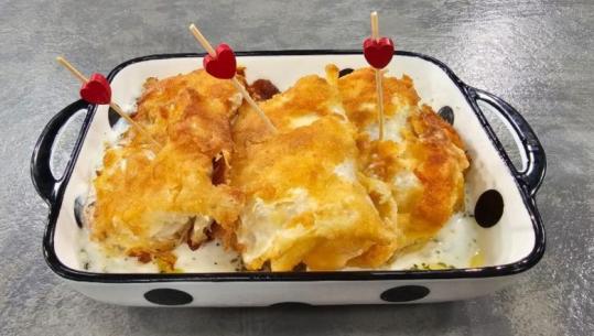 Gjethe lakre të skuqura mbushur me djathë nga zonja Albana