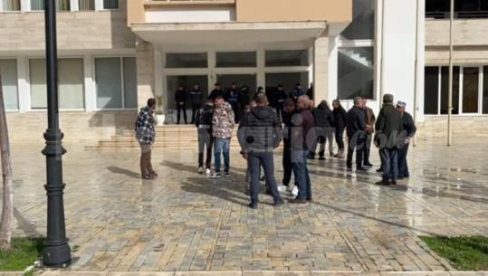 Banorët e Velabishtit protestë para Bashkisë së Beratit: Na kanë mashtruar për rregullimin e rrugës, preken 4 fshatra dhe 1 mijë familje
