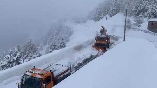 Reshjet e borës, bllokohet aksit Qafë Thore-Theth, shkak ortekët pranë tuneleve panoramike