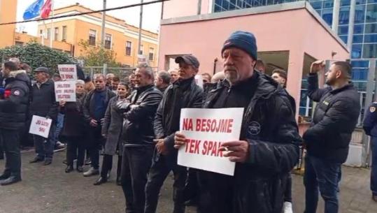 ‘Duam drejtësi’, banorët e Velipojës zhvendosin para SPAK protestën kundër resortit të Bashkim Ulajt: Na grabiti pronat, të ndalen punimet