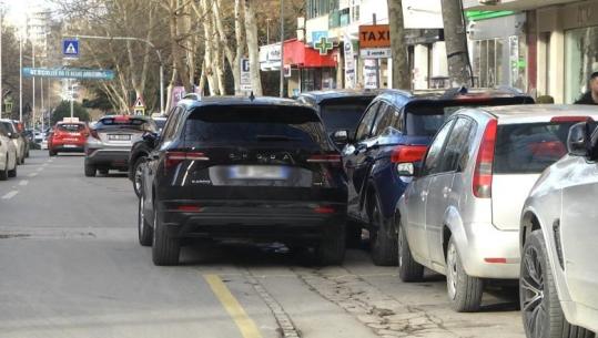 Tirana nën ‘pushtetin’ e parkimeve dyshe, shoferët nuk i tremben as burgut! Eksperti: Edhe bllokimi i korsive të autobusëve të trajtohet kundravajtje penale 