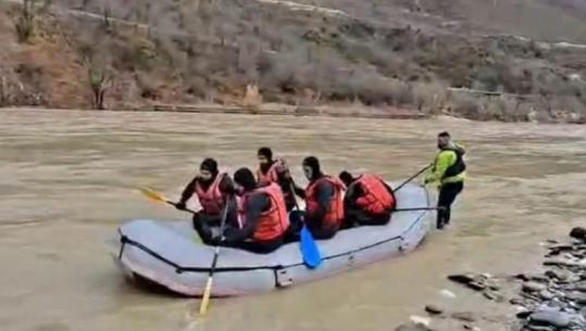 Dyshohet se e mori rrjedha e lumit Vjosë, Polumbarët e RENEA-s dhe Policia vijojnë kërkimet për gjetjen e trupit të 65-vjeçarit Ylli Dine